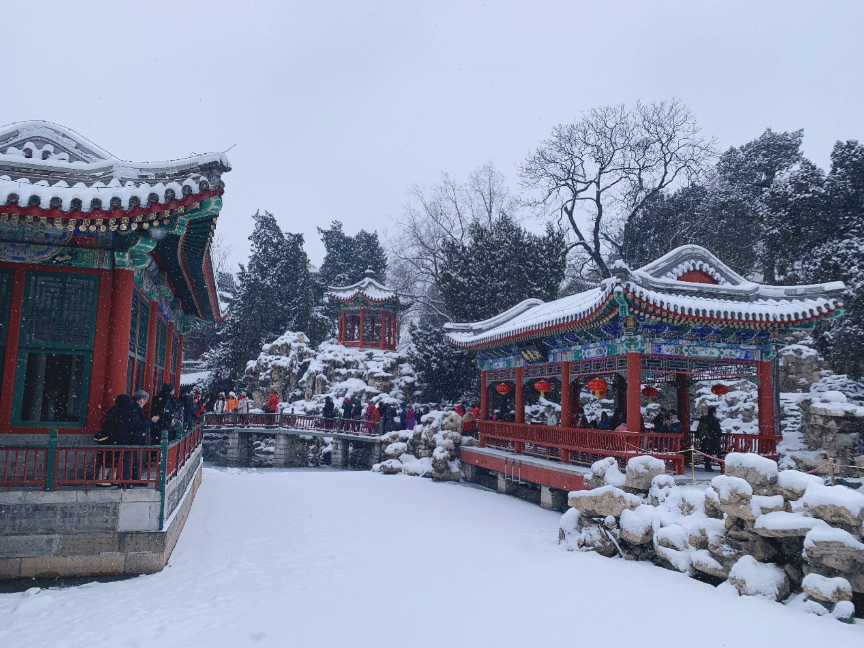 雪地里的建筑

描述已自动生成